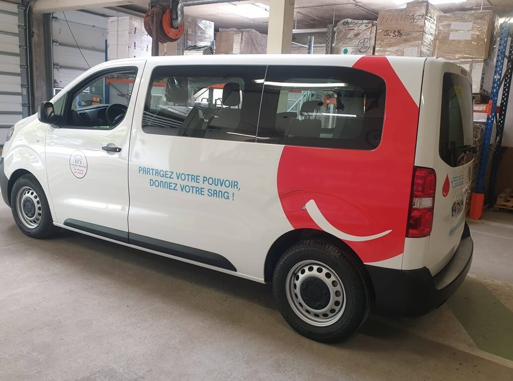 Fourgonnette flocage Détail lettrage