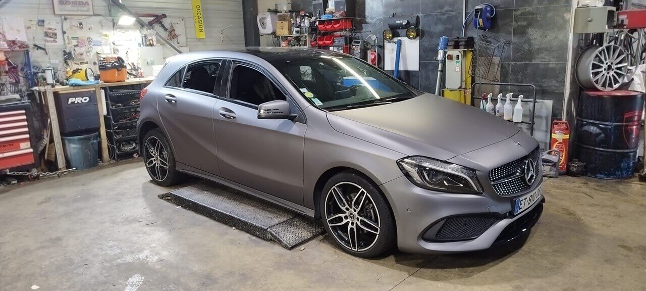 Processus de covering de voiture de luxe noir mat en gros plan